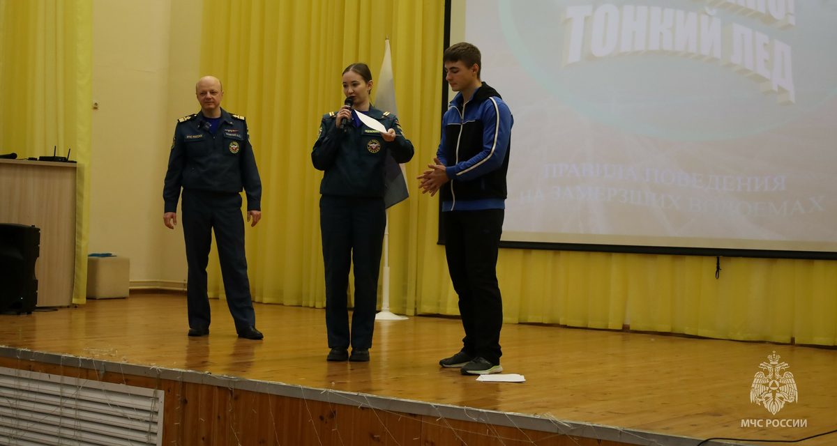 В школе Барнаула показали, чем опасен тонкий лёд, с помощью бумаги и «провала»