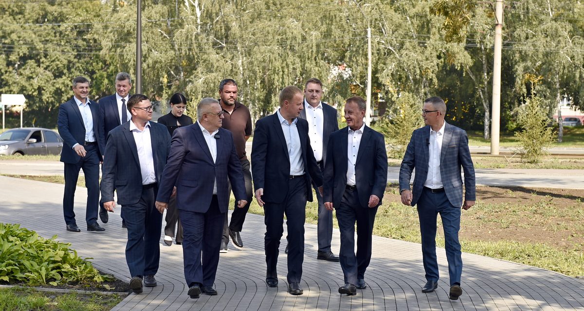 Виктор Томенко проверил благоустройство парка имени Ленина в Барнауле