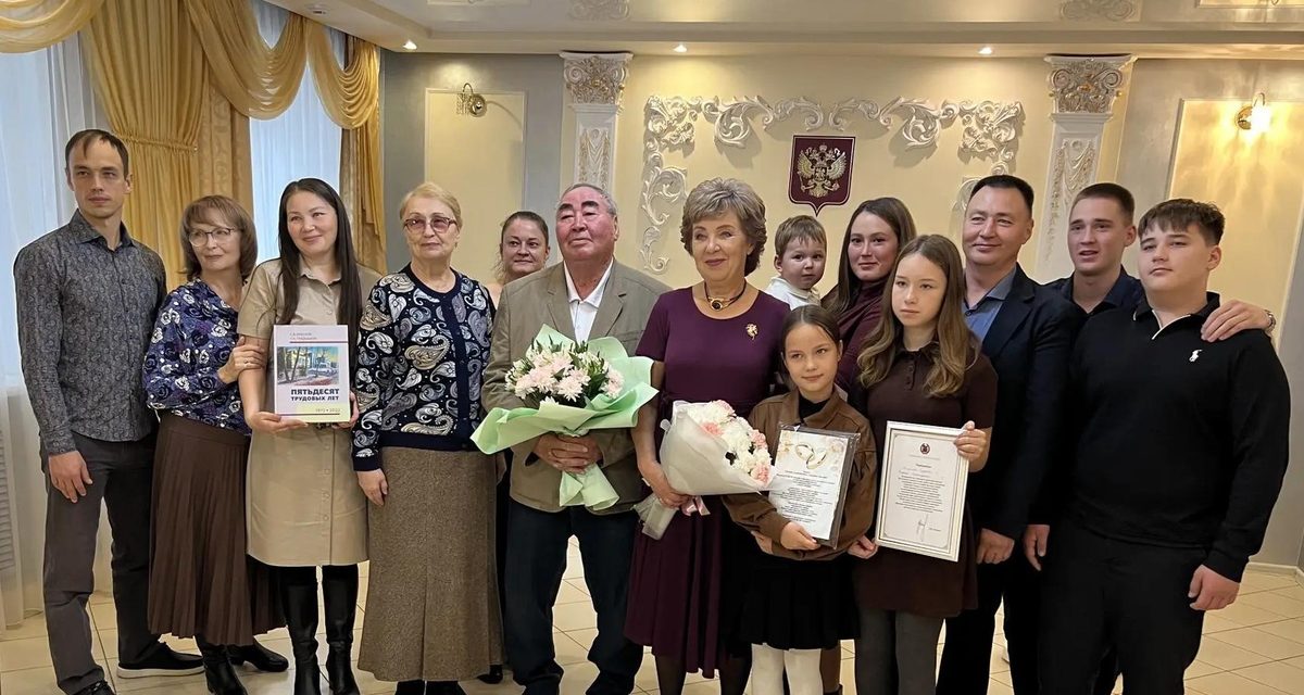 Познакомившиеся в Тимирязевской академии супруги за 50 лет брака создали в Барнауле конно-спортивную школу