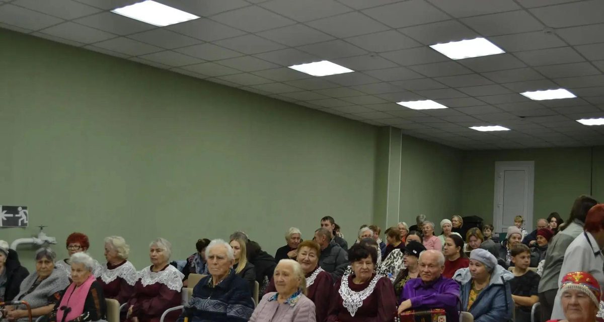 В клубе Гоньбы устроили концерт ко Дню пожилого человека и поздравили Лидию Вахрушеву
