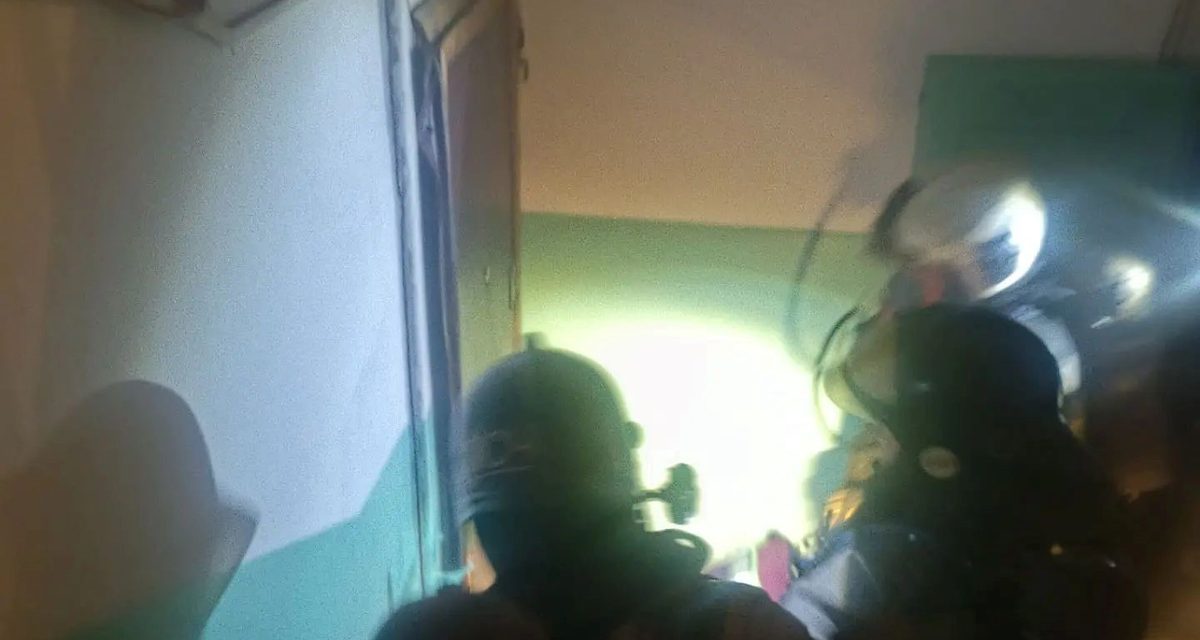 Четырёх человек спасли ночью из пятиэтажки из-за пожара на балконе второго этажа