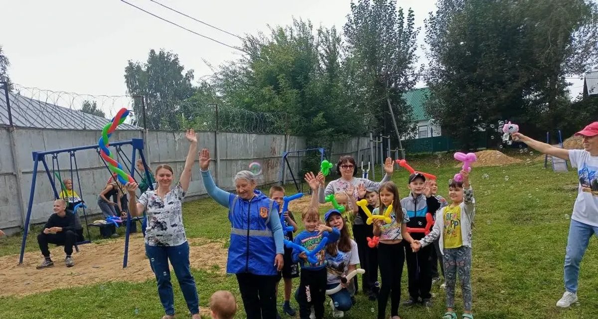 Жители Новосиликатного соревновались, творили и учились превращать воздушные шары в фигурки