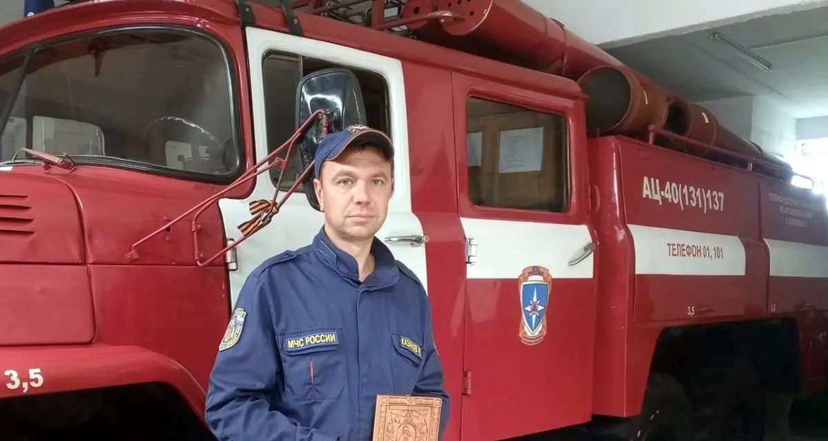 Спасатель вручную вырезал икону для сельского храма, где ее освятили
