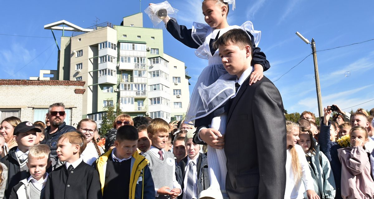 В Барнауле более 91 тысячи школьников начали учебный год, а глава города посетил свою гимназию