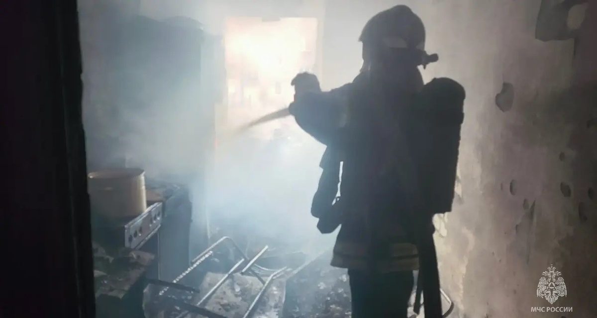 Пожарные спасли человека из горящей многоэтажки в Барнауле, двое пострадали