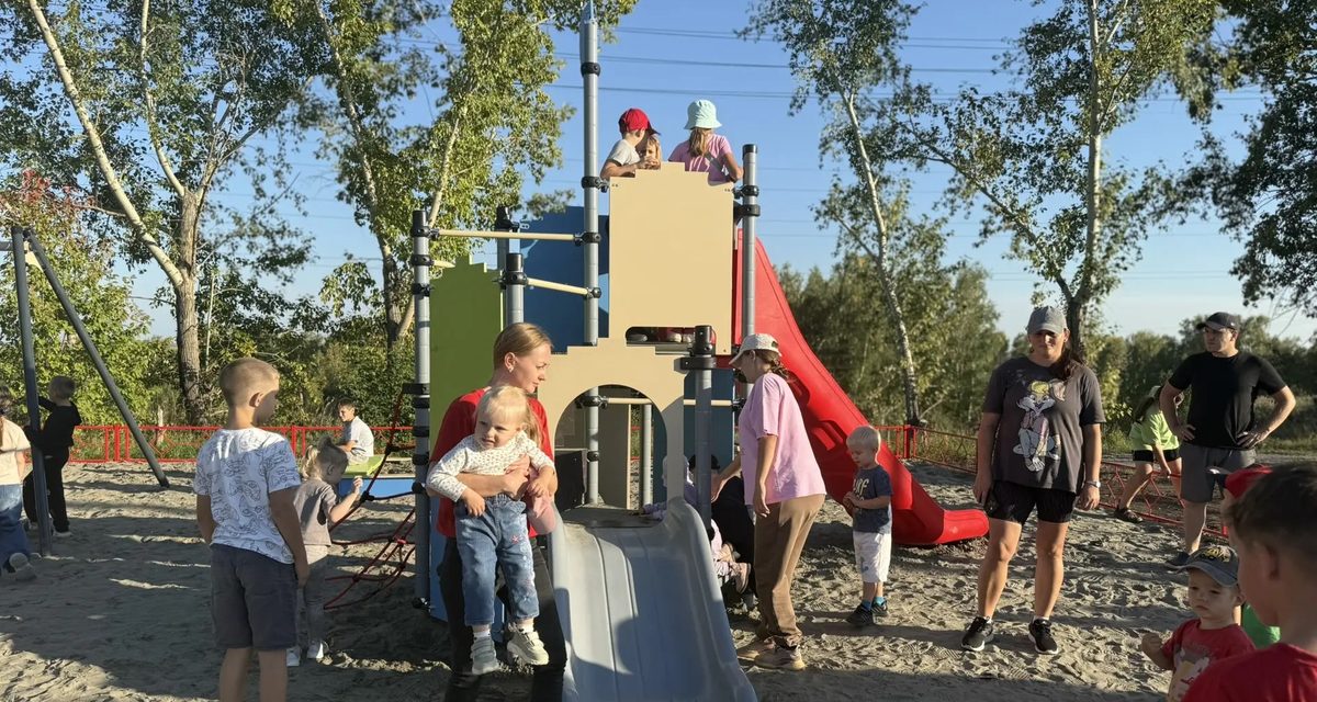 В Благодатном открыли детскую площадку почти за 2 млн рублей по краевой программе