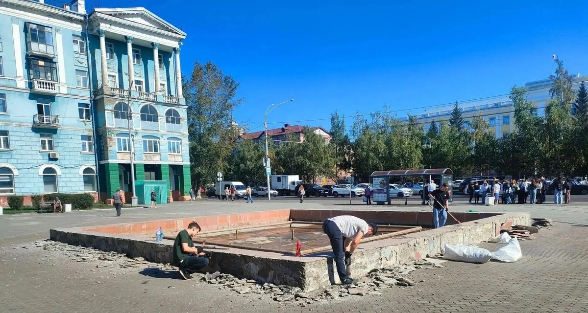 В Барнауле за 2,4 млн рублей ремонтируют два городских фонтана