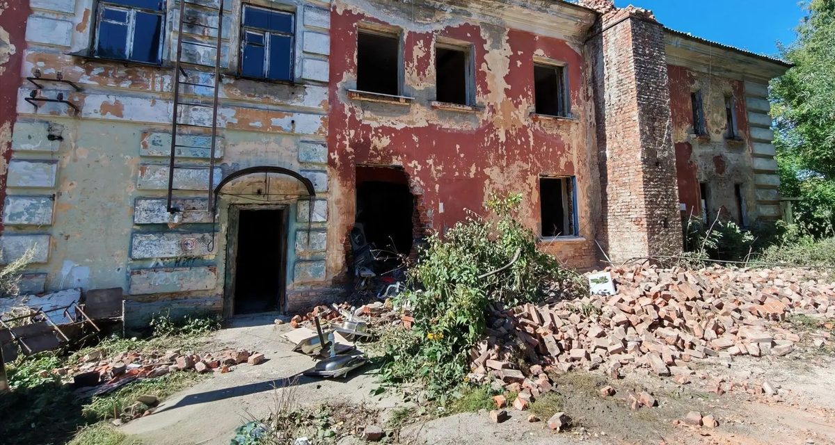 В Барнауле начали сносить аварийный аварийный дом на Новоугольной, 34