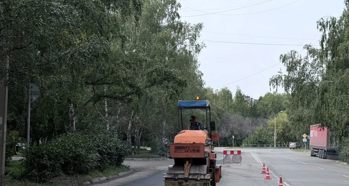 Дорожные службы Барнаула ремонтируют проезжую часть на улице 42 Краснознаменной Бригады