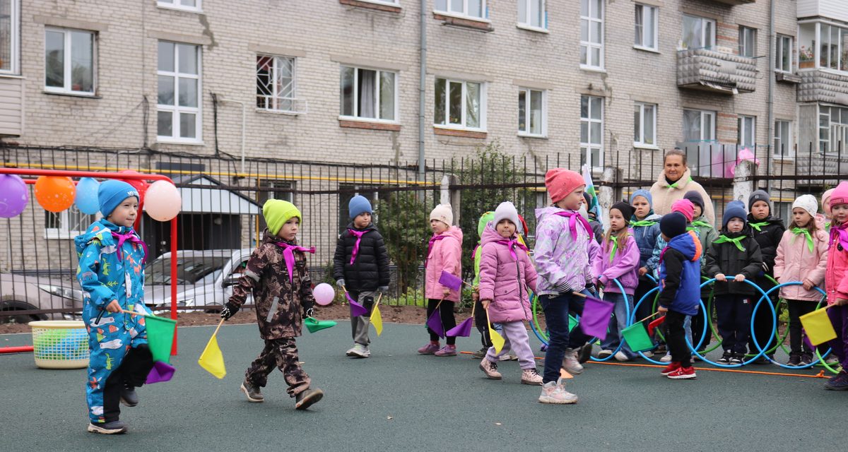 В детсаду №58 Барнаула открыли спортивный городок, о котором давно мечтали