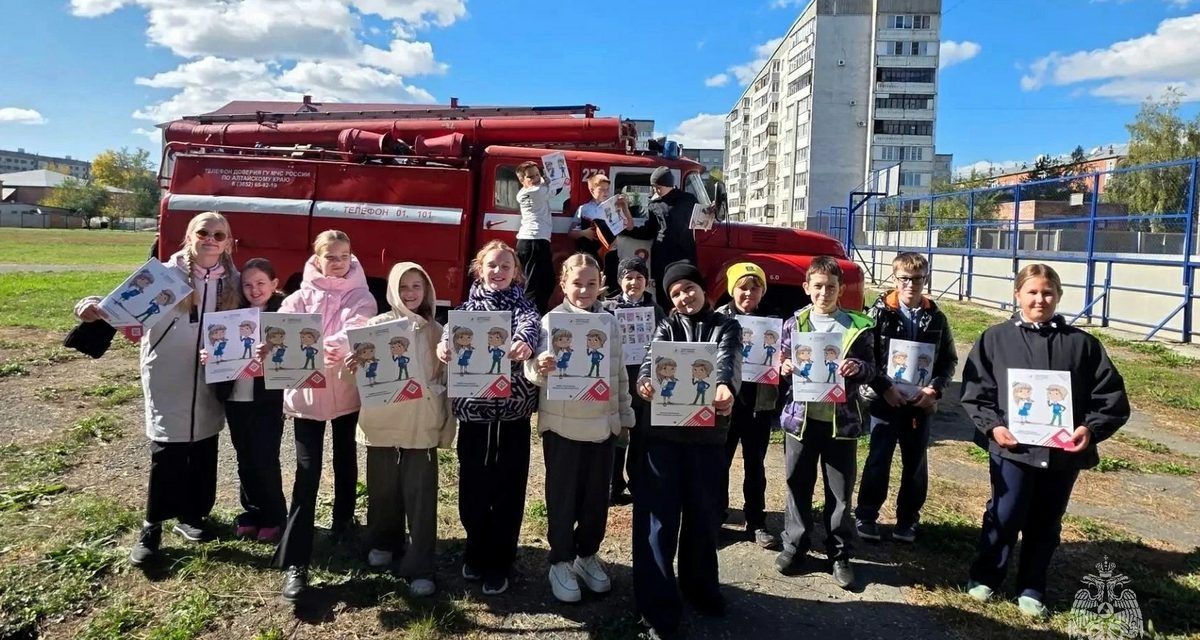 Школьники Бийска собрали рюкзак для леса и примерили форму пожарных на уроке выживания