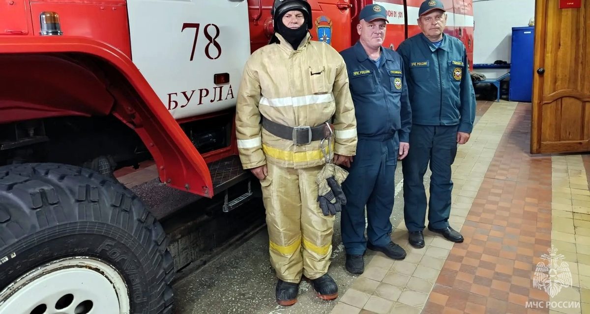 В Бурле пожарный выбил окно горящей летней кухни, вытащил женщину и спас мужчину