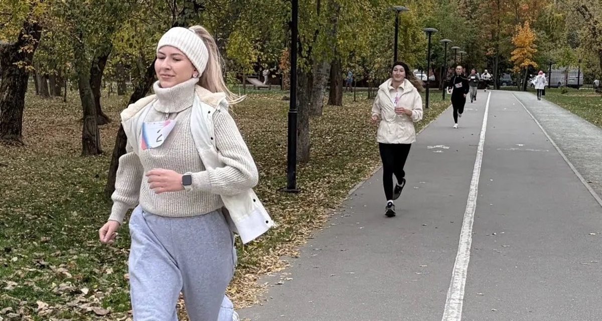 Сорок учителей Барнаула пробежали 1600 метров в честь Дня учителя