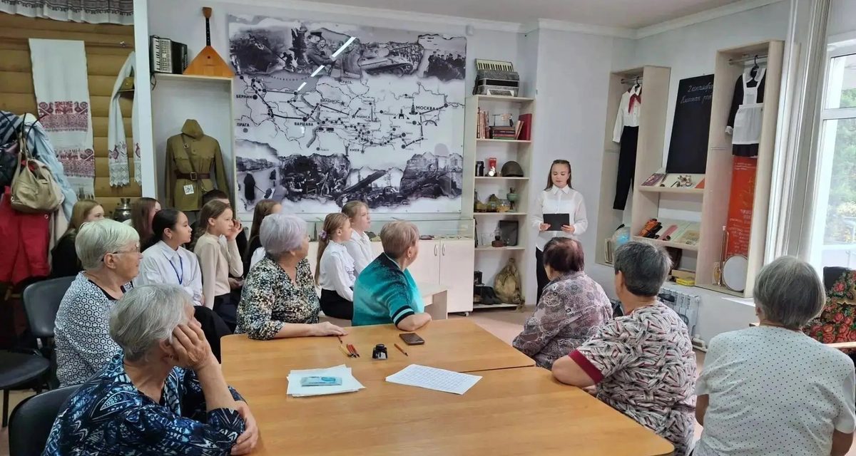 Барнаульские школьники устроили ветеранам экскурсию в СССР с перьевыми ручками