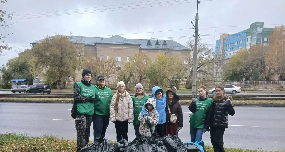 После субботника у дома № 16 собрали 15 мешков, но на участке остался мусор