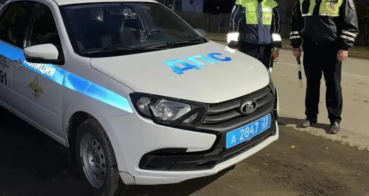 Инспекторы ГИБДД заметили дым и вынесли мужчину из горящего дома в Змеиногорске