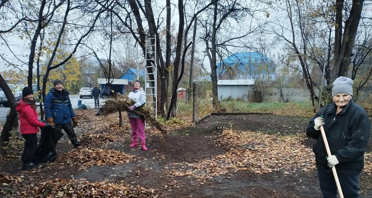 Жители Казённой Заимки в ненастье расчистили остановку, поле и обочину для будущего катка